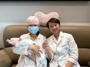 史守莉老師於香港上水上門提供中醫穴位無痛通乳服務,與滿意媽媽及初生BB合照留念