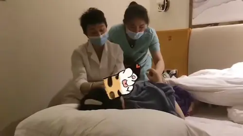 史守莉老師於月子中心進行臨床教學指導,親身示範專業通乳手法與產後護理技術